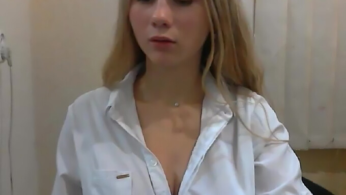 Sexy Blondine Med Store Naturlige Pupper Blir Frekk I Denne Hete Videoen