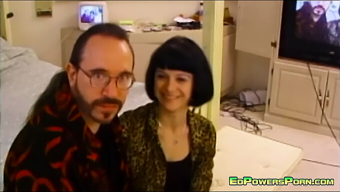 Ed Powers A Nona Mejone Si Užívají Vintage Líbání A Šukání