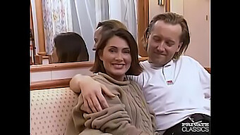 Bujna Milf Gina Dobija Svoje Velike Prirodne Sise Jebane U Ovom Vintage Videu