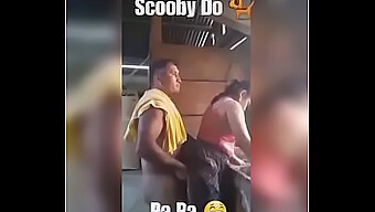 Întâlnirea Fierbinte Și Fierbinte A Lui Scooby Cu Un Partener Matur