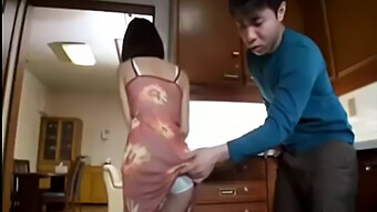 Une Femme Japonaise Mature Séduit L'Ami De Son Beau-Fils Pour Du Plaisir Oral