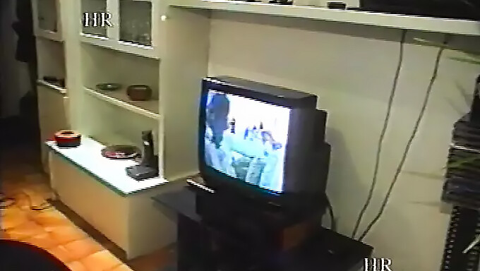 Vintage Italijanska Žena Deli S Prijateljem V Amaterskem Domačem Videu