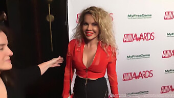 Avn 2018的明星们登上红地毯