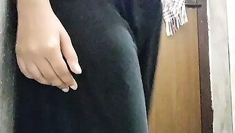 Dì Desi Trong Bộ Đồ Saree Bị Cởi Trần Trong Một Video Nóng Bỏng