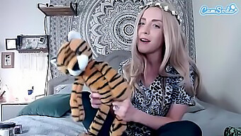 La Star De La Webcam À Petits Seins Carol Baskin Se Déchaine Dans La Parodie De Tiger King