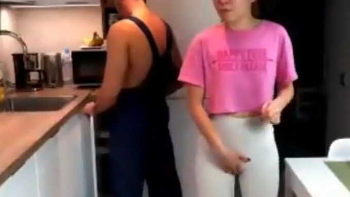 Lutsch Und Zieh Deine Hose An! Russische Amateurin Bekommt Einen Blowjob