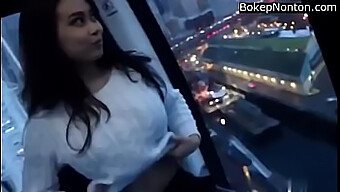 Jolie Teen Expose Ses Gros Seins En Extérieur