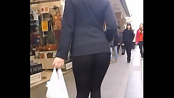 Une Superbe Jeune Femme En Leggings Bien Ajustés À La Salle De Sport