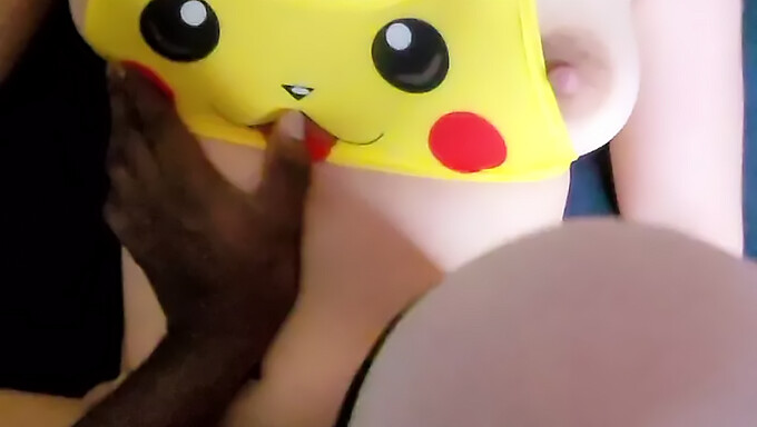 Gadis Prancis Yang Bugar Dalam Kostum Pikachu Menikmati Seks Yang Intens