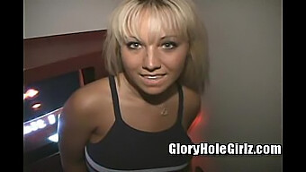 Jasmine, Die Blondhaarige Teenstylistin, Gibt Sich Beim Gloryhole Dem Hardcore Oralvergnügen Hin