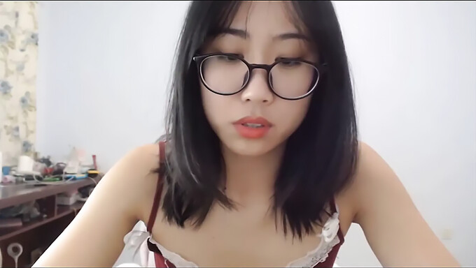 Une Fille Asiatique Se Déshabille Et Se Masturbe Dans Une Vidéo Exhibitionniste