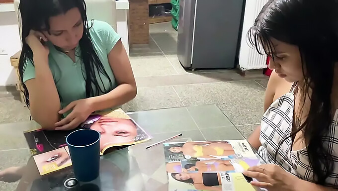 Después De Voltear Algunas Revistas Con Mi Amiga, Mi Deseo Se Acumula Y Termino Teniendo Sexo Con Ella, Haciendo Que Alcance El Orgasmo