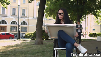 Întâlnire Pasională Cu Tânăra Artistă De Hipster Regina Sparks Și Abilitățile Ei De Sărut Și Lins De Păsărică