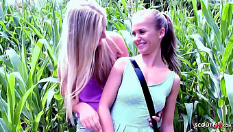 Adolescenta Slabă Este Atrasă În Sex Lesbian În Public De O Fată Drăguță