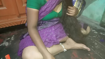 Amateur Tamil Tante Urineert En Laat Haar Harige Lichaam Zien