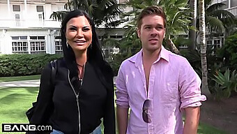 Jasmine Jae, Den Busty Milf-En Med En Gjennomboret Klitoris, Tar En Tur Til Stranden Med Vennene Sine Og Viser Stolt Frem Kroppen Sin For Offentligheten!