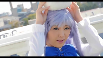 Jeu Solo D'Une Asiatique Dans Une Vidéo Sur Le Thème Du Cosplay