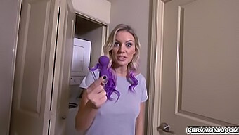 Kenzie Taylors Reife Finger Erkunden Ihre Eigene Lustzone Mit Einem Toy, Erwischt Von Ihrem Stiefsohn