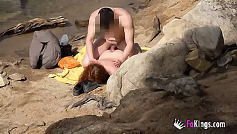 Une Adolescente Rousse Reçoit Une Éjaculation Faciale Sur La Plage