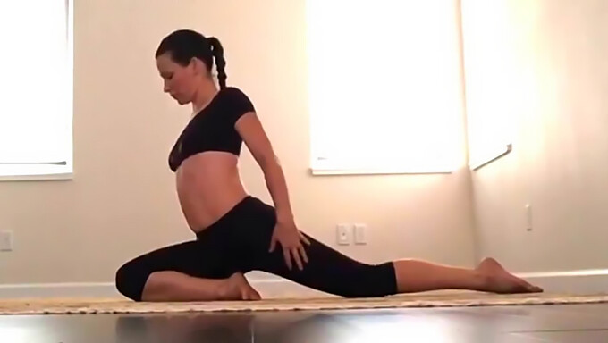 La Sesión De Yoga De Evangeline Lilly Con Un Toque De Tuerca