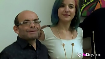 Amara, Uma Jovem Estudante, Descobre Que A Pornografia Nem Sempre É Direta Em Um Vídeo De Elenco Com Um Pai E Filho Pouco Atraentes