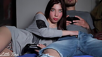 友達の彼女がfifaで勝つのを手伝い、フェラチオをしてからアナルセックスをする