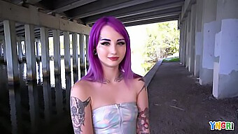 Adolescente Punk Tatuada Com Cabelo Roxo Desfruta De Um Encontro Apaixonado