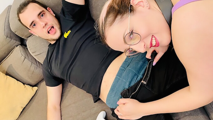 Teen Studentin Liz Rainbow Genießt Oralsex Und Vaginalsex In Der Studienpause