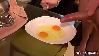 Ainara'S Favoriete Ontbijt Is Een Sperma Omelet Met Een Kant Van Kleine Tieten