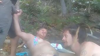 En Una Playa Desnuda, Nos Topamos Con Una Pareja En Las Rocas Y Tuvimos Sexo Apasionado (Dúo De Fairy Honey Con Culos Primos Y Toro Dorado)