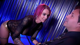 Anna Bell Peaks Se Déshabille Et Baise Pour Votre Plaisir