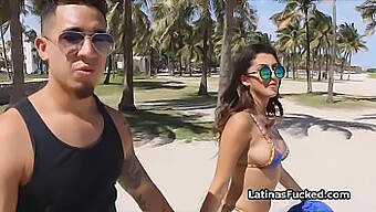 Latina Cantik Dalam Bikini Menikmati Seks Di Pantai