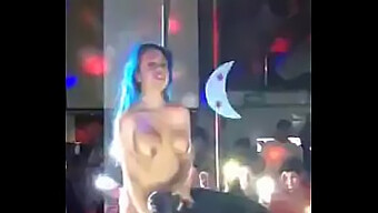 Lamiendo Y Comiendo El Coño De Una Lesbiana En Un Show Público De Strippers