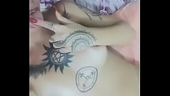 粗暴的巴西女孩ashley Inked挑逗和玩弄她湿润的阴道