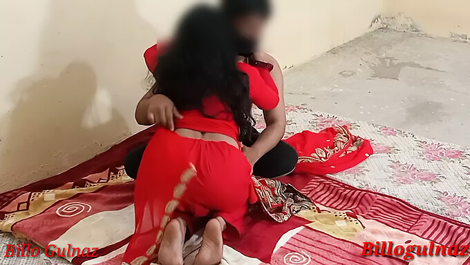 Joven Esposa India Casada Cabalga La Gran Polla De Su Novio En Varias Posiciones