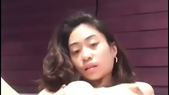 Gadis Asia Memuaskan Dirinya Sendiri Dengan Dildo Dalam Video Buatan Sendiri