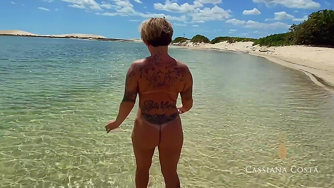 A Latina Cassiana Costa Desfruta De Um Encontro Quente Na Praia Com Um Pescador