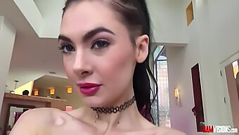 Marley Brinx, Het Tienersterretje, Maakt Zich Klaar Voor Een Intense Anale Ontmoeting