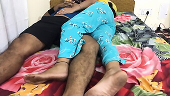 Adik Tiri Menggoda Abang Untuk Sesi Seks Kolej