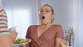 Tru Kait Apprécie Une Grosse Bite Dans La Cuisine