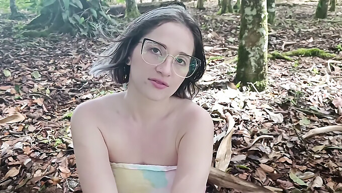 Jovencita Ofrece Montar A Cambio De Sexo En El Bosque