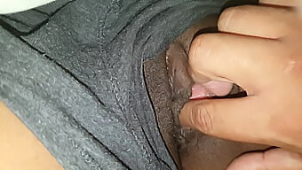 La Apretada Vagina De Una Chica Negra Amateur Se Moja Y Se Pone Dulce