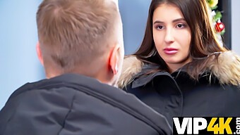 L'Incredibile Performance Di Monica Wet Come Giovane Bruna In Un Incontro Hot Hd Con Un Riscossore Di Debiti