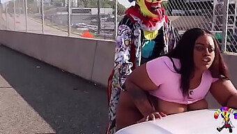 Gibby Il Clown Si Impegna In Sesso Pubblico Sull'Autostrada Più Trafficata Di Atlanta Con Una Donna Voluttuosa In Una Maglietta Stretta